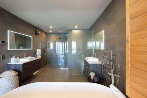 ein Badezimmer mit zwei Waschbecken und einer Dusche in der Unterkunft Lakehouse 1- Free Parking- Walk To Town- Air Con in Queenstown + 24 Fotos