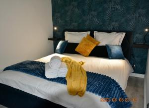 um quarto com uma cama com toalhas em Apartment near Old Town na Cracóvia