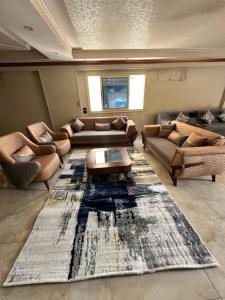 sala de estar con sofás y alfombra en Palace Luxury Rooms en El Cairo