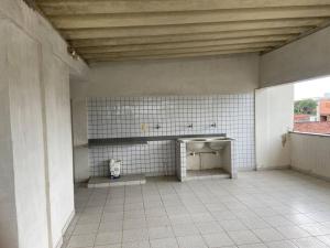 baño con lavabo y suelo de baldosa blanca en Apartamento em Linhares LocalTOP, en Linhares