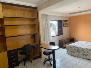 1 dormitorio con 1 cama, mesa y sillas en Apartamento em Linhares LocalTOP, en Linhares