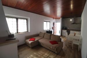 a living room with a couch and a table at Casas da Biquinha in Sintra