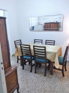 a dining room with a table and chairs at La Dorada con cochera techada in Rosario