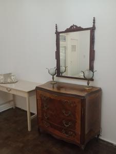einen Spiegel auf einer Kommode neben einem Schreibtisch in der Unterkunft La Dorada con cochera techada in Rosario