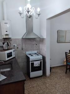 羅薩里奧的住宿－La Dorada con cochera techada，厨房配有炉灶和微波炉。