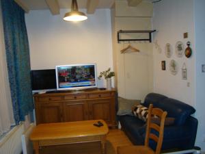 sala de estar con sofá y TV en un armario en Amsterhouse B&B, en Ámsterdam
