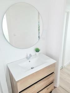 a bathroom with a white sink and a mirror at Apartamentos Aldai Valencia in Aldaia