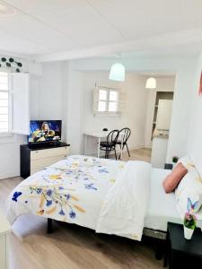 a bedroom with a large bed and a kitchen at Apartamentos Aldai Valencia in Aldaia