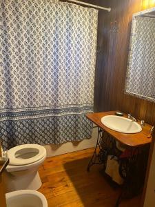 a bathroom with a toilet and a sink at La Alegría 