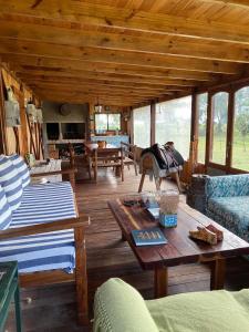 een grote woonkamer met banken en een tafel bij La Alegría in Alegre +44 foto's