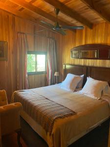 een slaapkamer met een groot bed en een raam bij La Alegría in Alegre