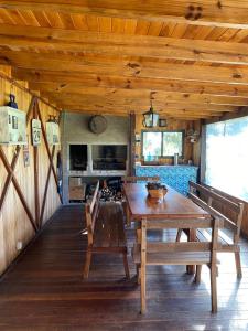 a dining room with a table and chairs in a cabin at La Alegría 