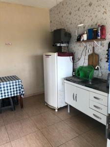 Kitchen o kitchenette sa Apartamentos Ilha Comprida