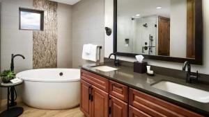 baño con bañera grande y espejo grande en Premium Skiing Winter Escape! Upscale Villa Resort, en Breckenridge