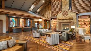 ein großes Wohnzimmer mit Sofas und einem Kamin in der Unterkunft Premium Skiing Winter Escape! Upscale Villa Resort in Breckenridge