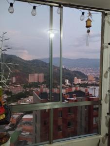 ventana con vistas a la ciudad en Welcome to Medellin in our home, en Medellín
