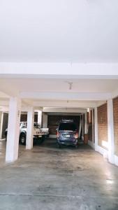 uma garagem com um carro estacionado nela em San Marino Hotel em San Vicente de Cañete