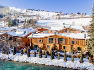 カプルーンにあるNature Lodge Kaprun XLの冬の雪の丸太家