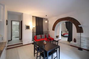 a living room with a table and a red couch at Casas da Biquinha in Sintra