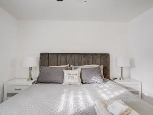um quarto com uma cama com uma placa em Miami Luxury 4 BD Home, Next to Wynwood & North Beach em North Miami