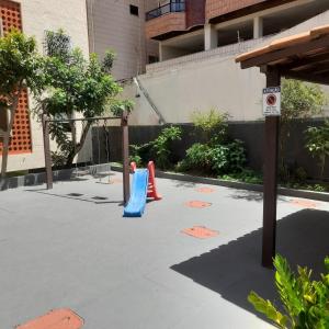 - une aire de jeux avec toboggan dans la cour dans l'établissement APTO CABO FRIO PERTO DE TUDO, à Cabo Frio