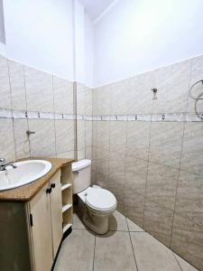 łazienka z toaletą i umywalką w obiekcie Departamento amoblado excelente para familias w mieście Puerto Baquerizo Moreno
