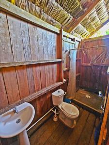 a bathroom with a sink and a toilet at Hakuna Matata Ecolodge in El Valle