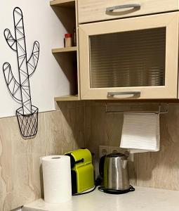 - un comptoir de cuisine avec un four micro-ondes et des serviettes en papier dans l'établissement CENTRO Guest House, à Alytus