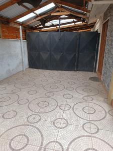 ein leeres Zimmer mit Fliesenboden in einem Gebäude in der Unterkunft Cómoda Casa en sector residencial Osorno in Osorno