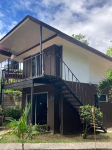 uma casa com uma escada em frente em Nueva Villa Paraíso Four Villas em Lagunillas