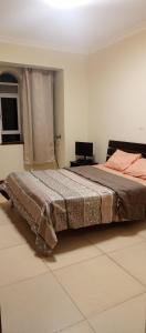 una camera con un grande letto di Peninsula drive lake side apartments a Kampala