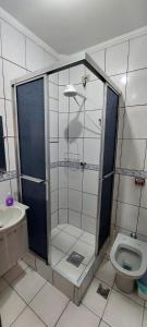 łazienka z prysznicem i toaletą w obiekcie Pousada Palmeira w Viracopos