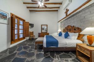 ein Schlafzimmer mit einem großen Bett und einer Steinwand in der Unterkunft Nuve Parras in Parras de la Fuente
