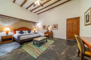 ein Schlafzimmer mit einem Bett, einem Schreibtisch und einem Tisch in der Unterkunft Nuve Parras in Parras de la Fuente