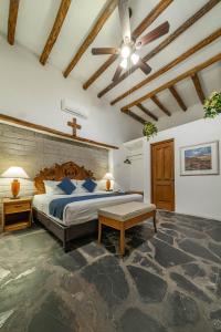 - une chambre avec un lit et un ventilateur de plafond dans l'établissement Nuve Parras, à Parras de la Fuente