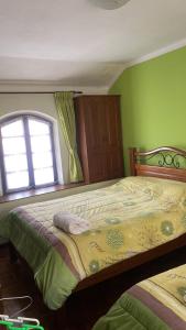 um quarto com uma cama grande e uma janela em B&B SANTA CECILIA em Sucre