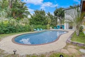 Poolen vid eller i närheten av Pompano Beach Luxury Home with a Pool & Close to Beach