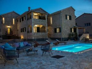 una villa con piscina frente a un edificio en Seaside apartments with a swimming pool Razanac, Zadar - 22306, en Ražanac