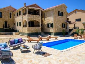 un patio con piscina y sillas y una casa en Seaside apartments with a swimming pool Razanac, Zadar - 22306, en Ražanac