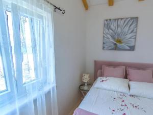 un dormitorio con una cama y una ventana en Seaside apartments with a swimming pool Razanac, Zadar - 22306, en Ražanac 33 fotos más