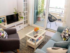 Una sala de estar con dos sofás y un televisor. en Seaside apartments with a swimming pool Razanac, Zadar - 22306, en Ražanac