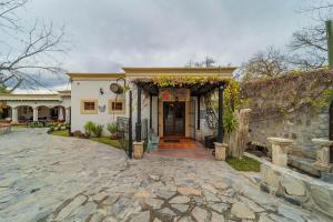 een huis met een stenen muur en een deur bij Nuve Parras in Parras de la Fuente