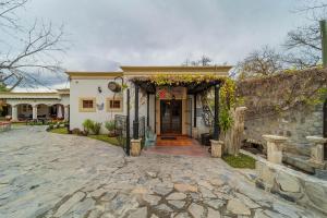 une maison avec un mur en pierre et une porte dans l'établissement Nuve Parras, à Parras de la Fuente
