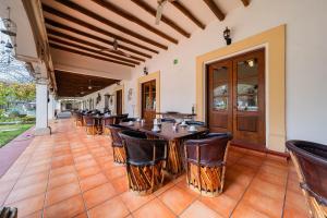 a dining room with a long table and chairs at Nuve Parras in Parras de la Fuente