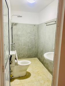 uma casa de banho com um WC e um lavatório em Indika Beach Villa em Galle