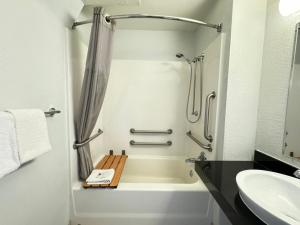 Koupelna v ubytování Motel 6-Casper, WY