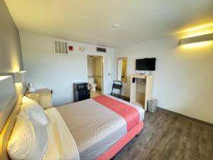 TV a/nebo společenská místnost v ubytování Motel 6-Casper, WY