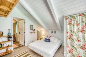 een slaapkamer met een bed in een kamer bij Ke Kua Condominiums in Princeville