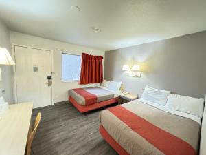 um quarto de hotel com duas camas e uma mesa em Motel 6-Casper, WY em Casper