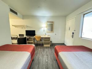 TV a/nebo společenská místnost v ubytování Motel 6-Casper, WY